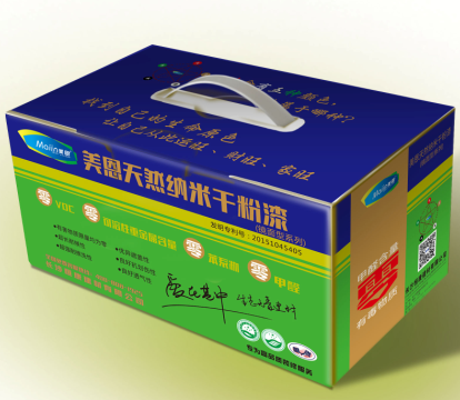 膩?zhàn)臃?/></p><p>　　咱們先看看耐水膩?zhàn)雍推胀ǖ挠猩秴^(qū)別？</p><p>　　耐水膩?zhàn)幼畲蟮膬蓚€(gè)特點(diǎn)就在它的名稱上，一個(gè)是粘的結(jié)實(shí)，二是壽命超長(zhǎng)。這樣說(shuō)吧，我們把耐水膩?zhàn)雍推胀佔(zhàn)优菰谒?8小時(shí)之后，你會(huì)發(fā)現(xiàn)，耐水膩?zhàn)舆€有粘結(jié)性，而普通膩?zhàn)右呀?jīng)沒(méi)有開(kāi)始脫落了，可見(jiàn)它的粘接強(qiáng)度是普通膩?zhàn)拥膬杀丁?/p><p>　　耐水膩?zhàn)幽ㄉ先?，家里二次裝修也不用鏟掉，使用壽命長(zhǎng)，能夠達(dá)到和墻體一樣長(zhǎng)的壽命，后期也不會(huì)出現(xiàn)起皮、開(kāi)裂的現(xiàn)象。耐水膩?zhàn)邮┕ず竺先ナ指幸埠?，看著光滑?xì)膩，直接能做裝飾層。</p><p>　　老師傅說(shuō)裝修還是最好用耐水膩?zhàn)?，不過(guò)耐水膩?zhàn)釉跀嚢韬团蔚臅r(shí)候比普通的困難，所以現(xiàn)在很多師傅為了偷工而使用普通膩?zhàn)印?/p><p>　　有網(wǎng)友會(huì)問(wèn)，買成品的耐水膩?zhàn)硬痪托辛藛?？市面上也有賣的，不過(guò)再次提醒下各位業(yè)主，成品的耐水膩?zhàn)右膊缓檬┕ぃㄗh找一個(gè)有經(jīng)驗(yàn)的老師傅最好。</p><p>　　之前也提到過(guò)，耐水膩?zhàn)拥脑靸r(jià)比較高，所以裝修預(yù)算也會(huì)高一些。上墻之后如果沒(méi)干透會(huì)存留堿性，也就是上乳膠漆可能會(huì)導(dǎo)致顏色不均勻，所以最好用抗堿性的底漆。施工的時(shí)候最好不要留下刮痕，膩?zhàn)釉诰懦筛傻臅r(shí)候就要進(jìn)行打磨處理了，一定要及時(shí)的清理表層的灰塵，防止室內(nèi)粉塵污染。</p><p style=